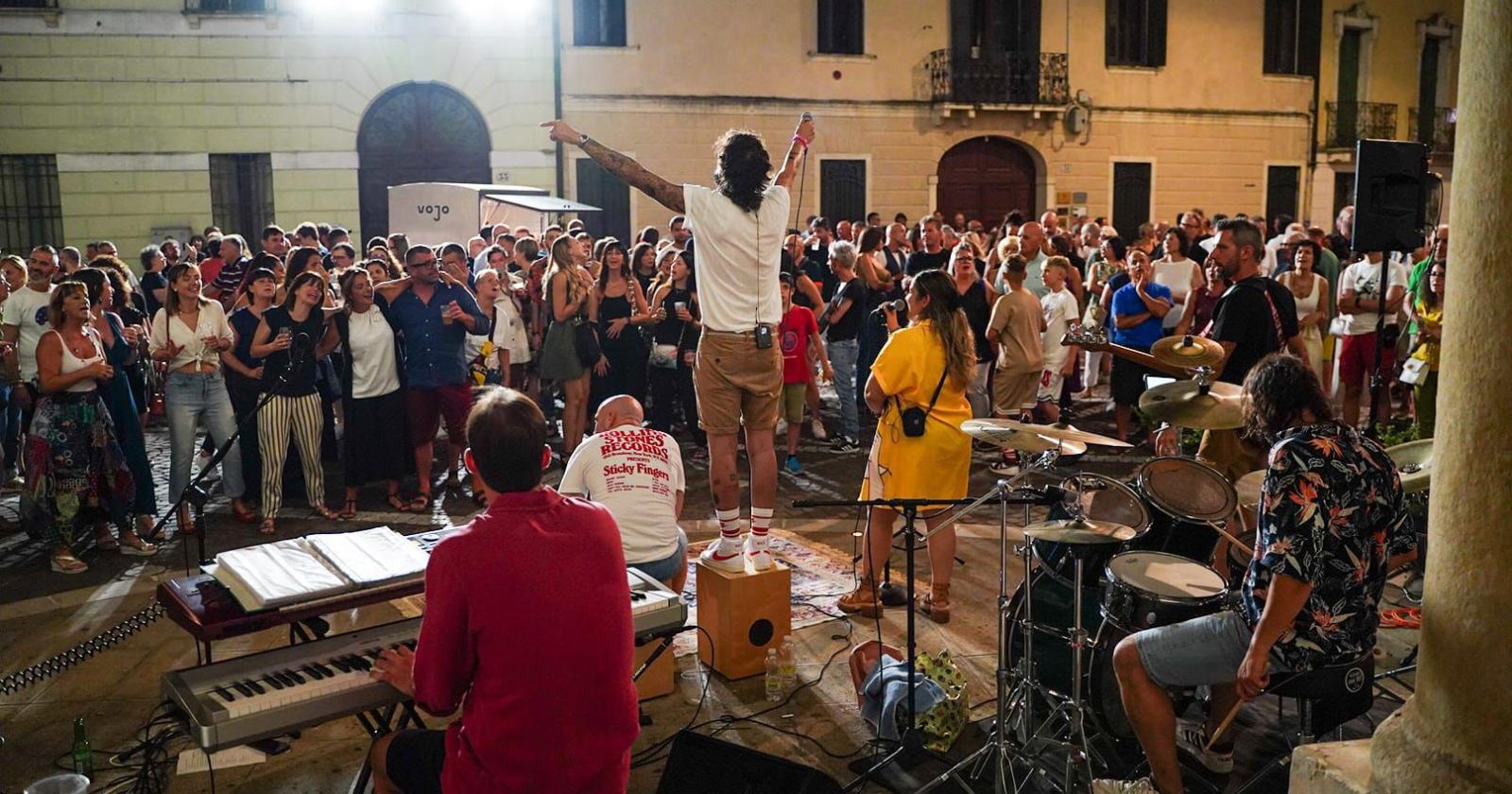 Musicalbar e voci dal basso, il centro esplode