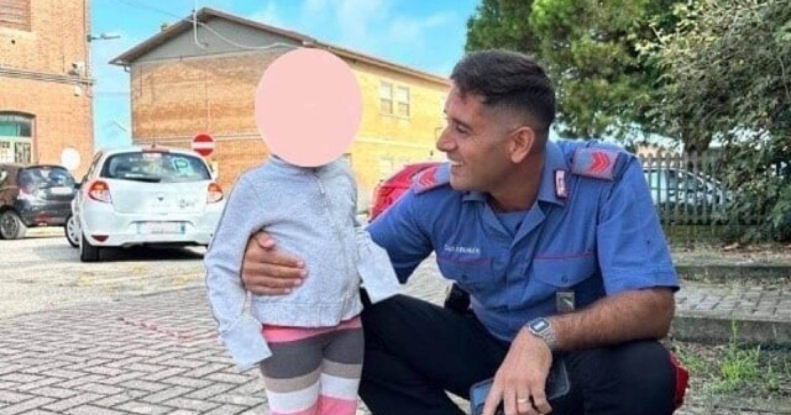 Bimba di 3 anni da sola sul bus: il tempestivo intervento dei carabinieri di Codigoro 
