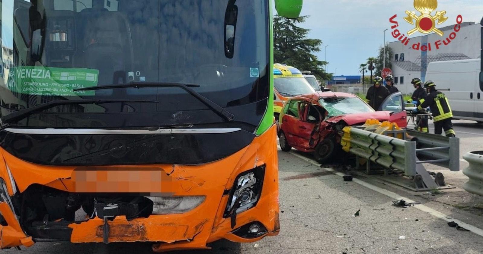 Devastante incidente contro il bus, una vittima