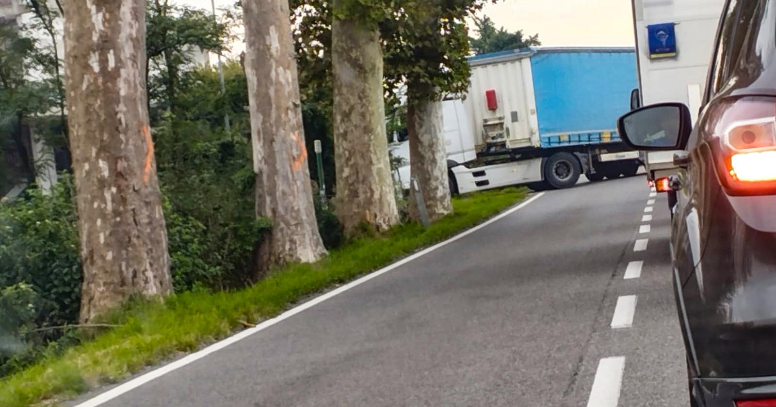 Mattinata di passione: tir fermo, tutti bloccati