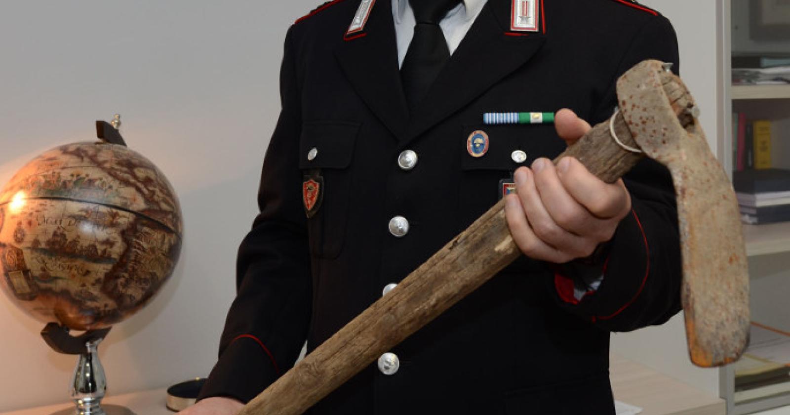 Minaccia passanti e bambini con una zappa: il dramma di Comacchio