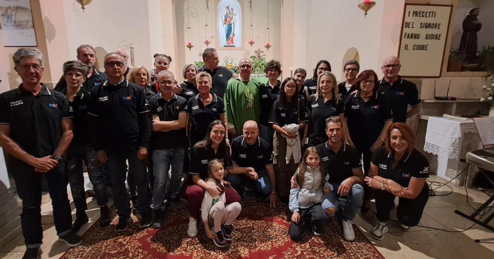 Il caldo abbraccio a don Stefano