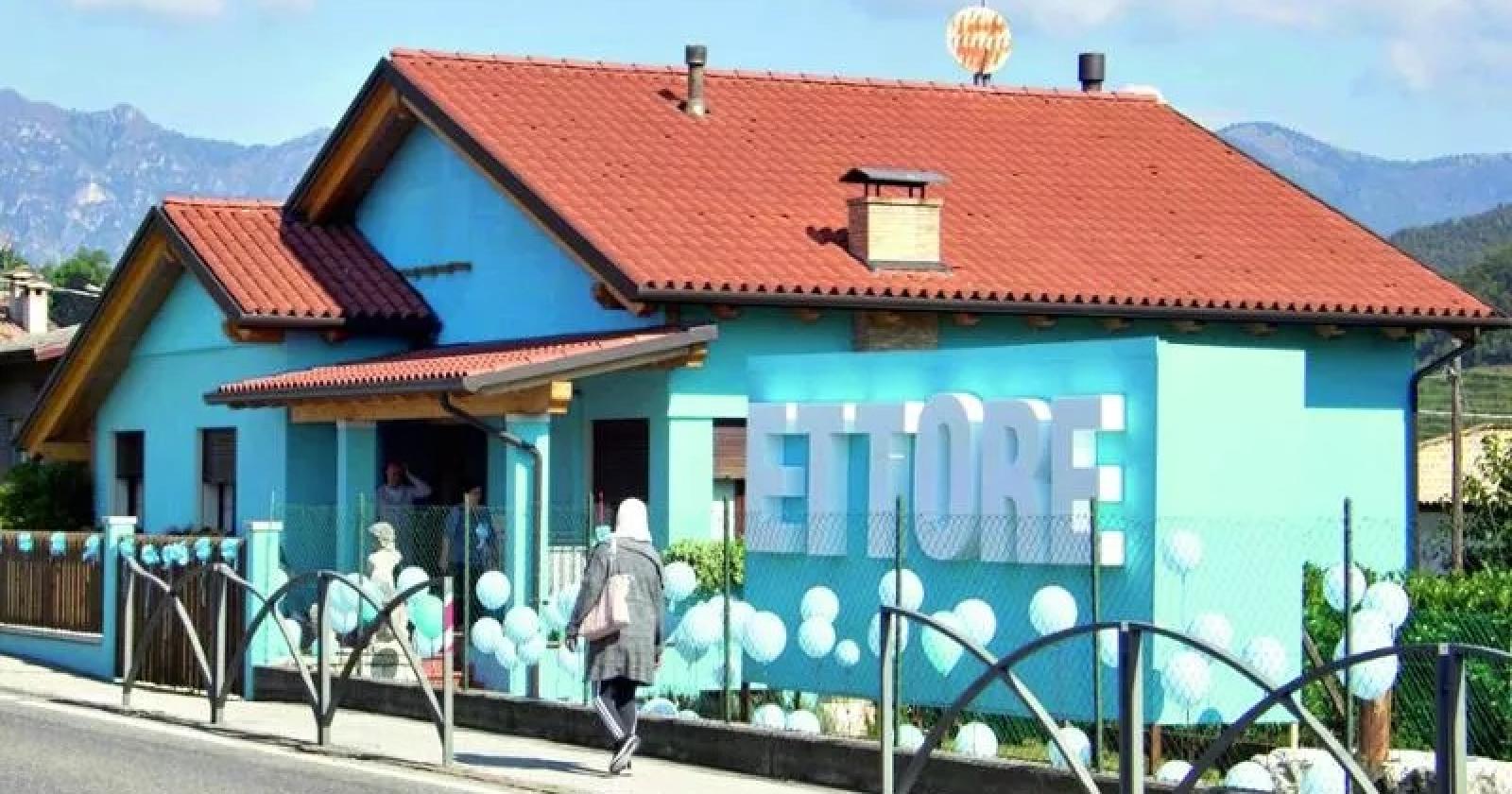 Nasce il bimbo: maxi scritta e casa tutta blu