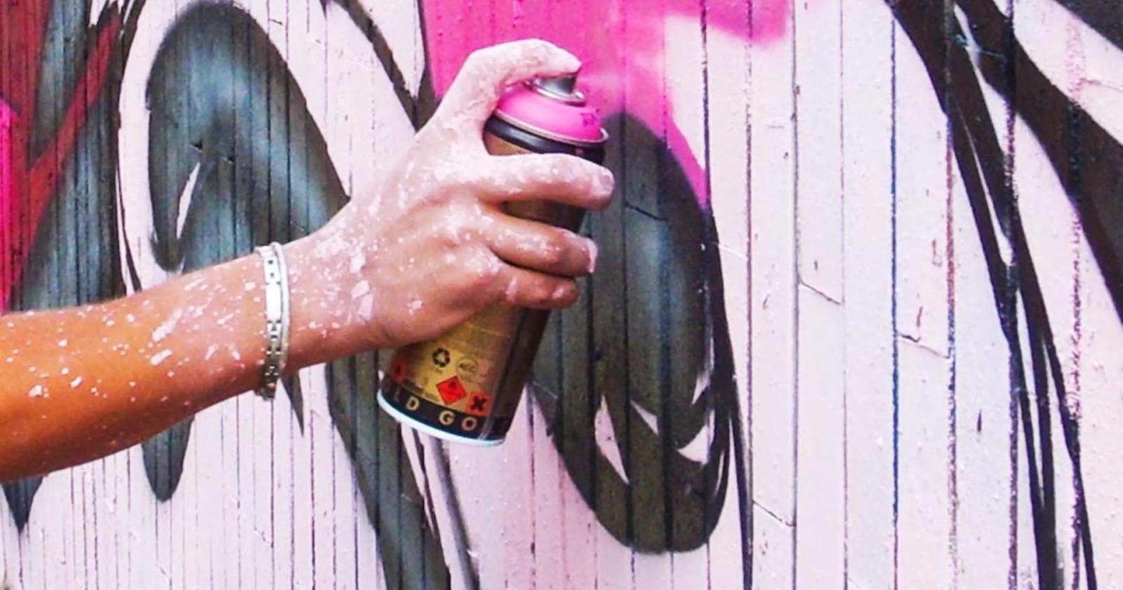 Vandalismo al Castello Estense: un gesto isolato o un segnale di disagio?