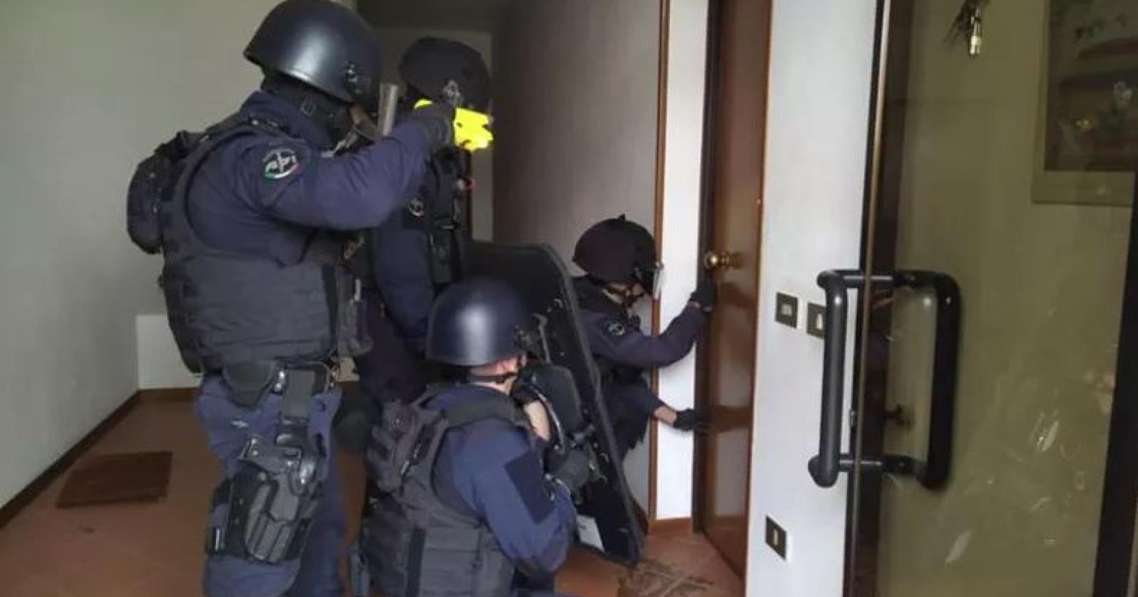 Si barrica in casa col coltello: arrivano le squadre antiterrorismo