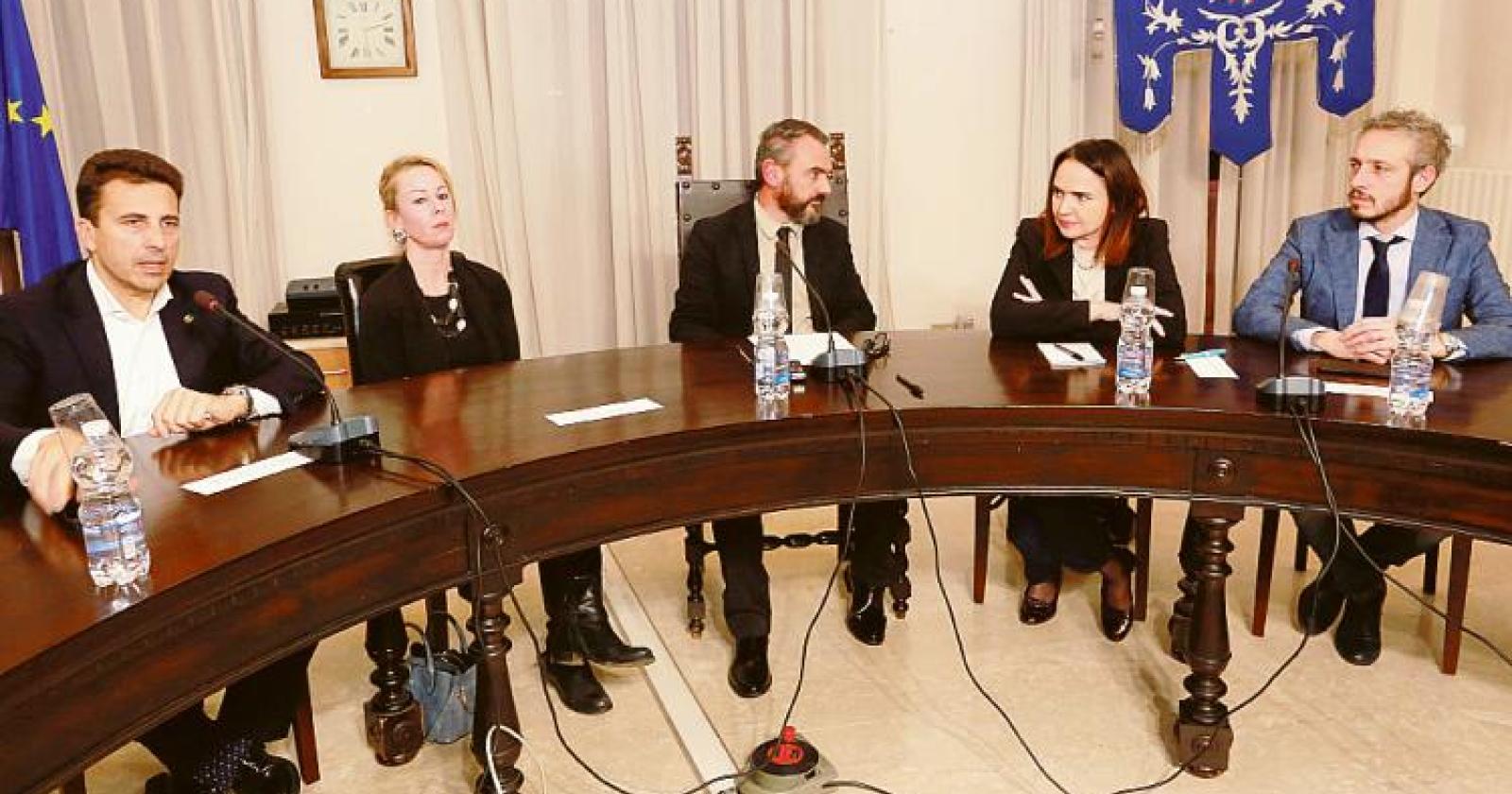 Uniti per fermare i licenziamenti
