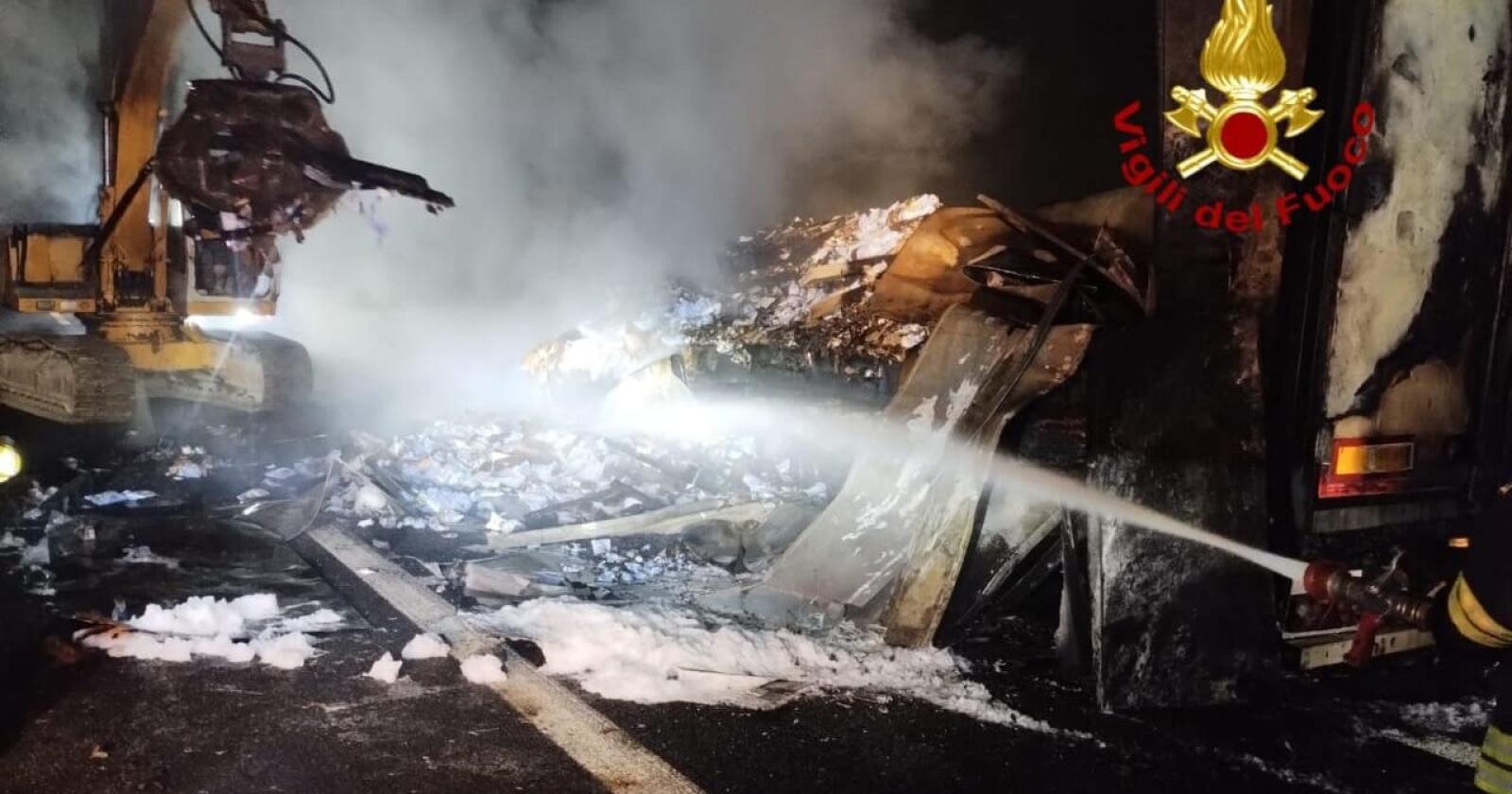 Autoarticolato in Fiamme sulla A4: Una Notte di Lavoro per i Vigili del Fuoco