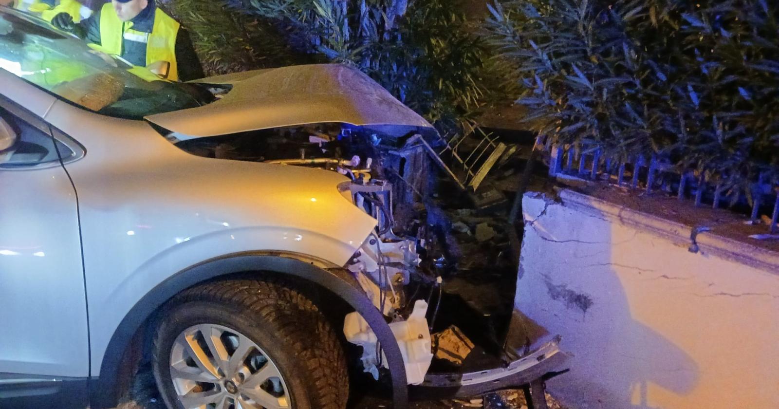 Attraversa l'incrocio "alla cieca" e sfonda il muro dall'altra parte della strada