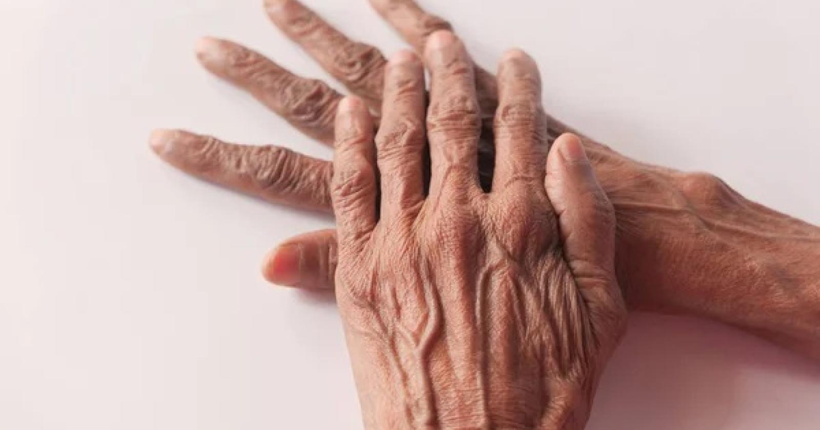 Meccanico abusivo a 80 anni