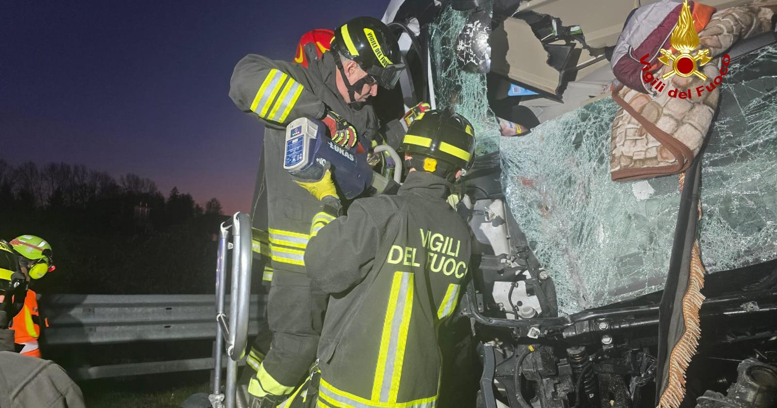 Tragedia sulla A4: un tamponamento tra Tir lascia due morti e traffico in tilt