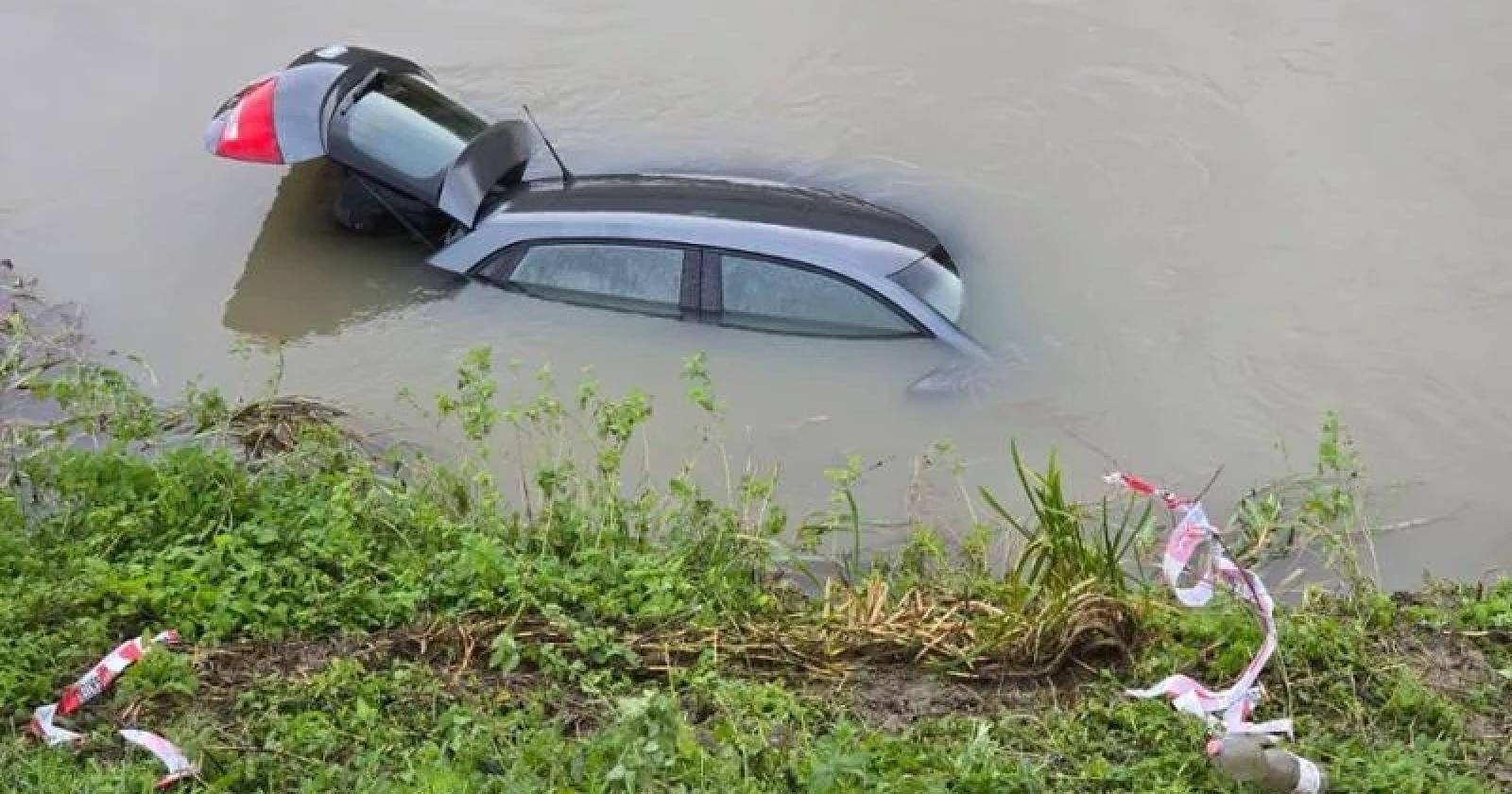 Con l'auto nel canale, si salvano a nuoto
