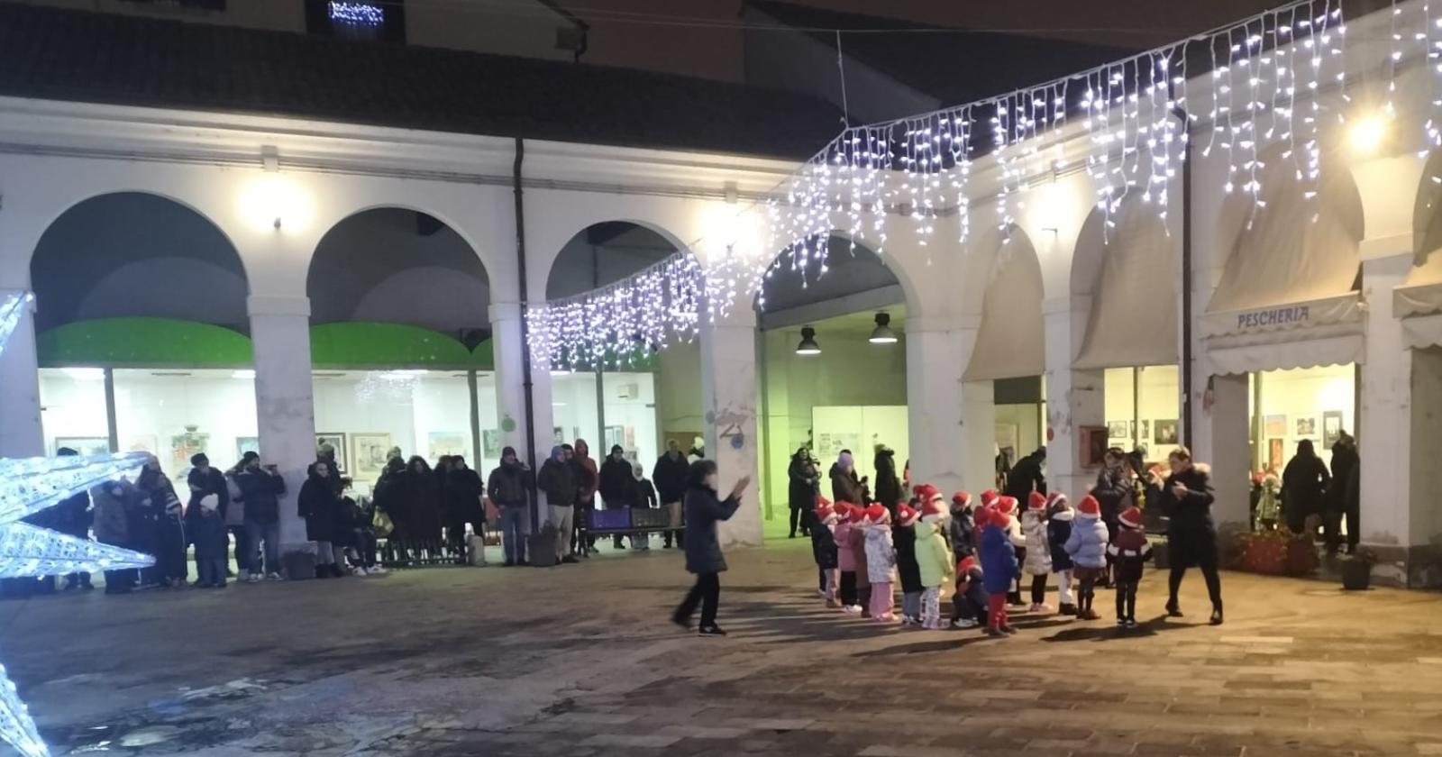 Lo spirito natalizio ha invaso piazzetta Annonaria