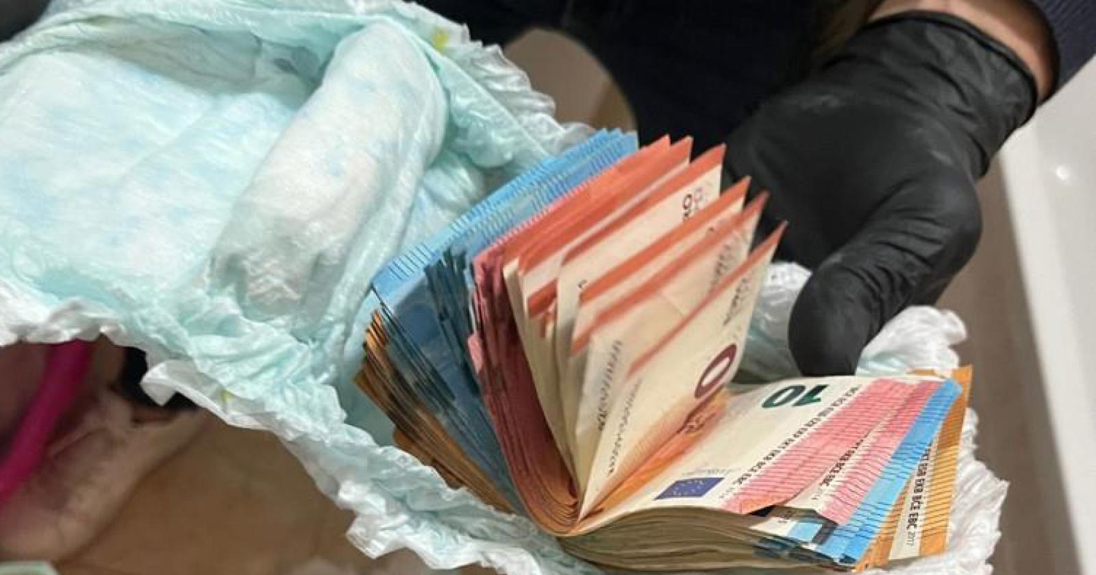 20mila euro nel pannolino e droga negli ovetti