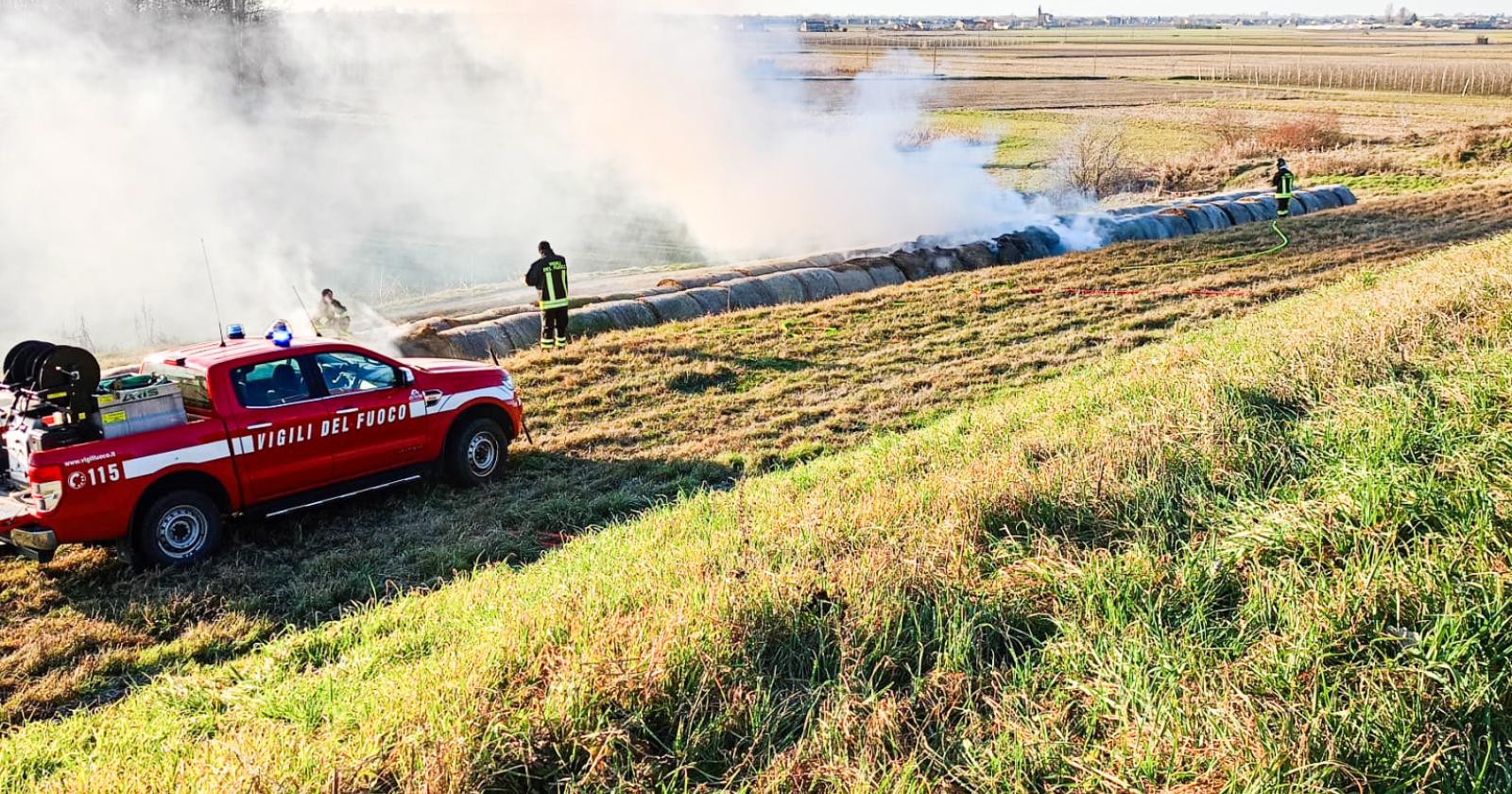 Incendio sull'Adige, fiamme e allarme