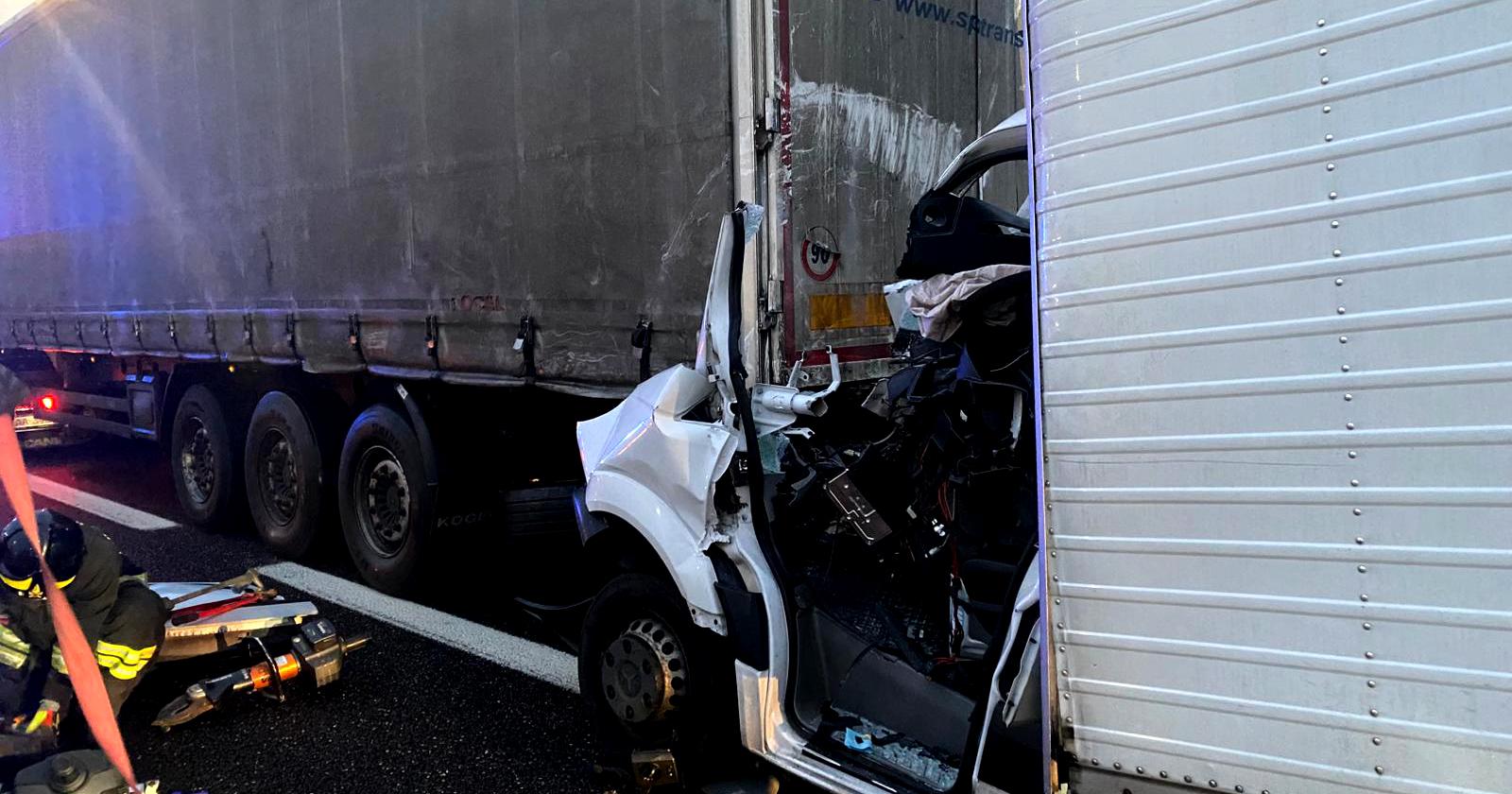 Tragedia in autostrada, code di chilometri