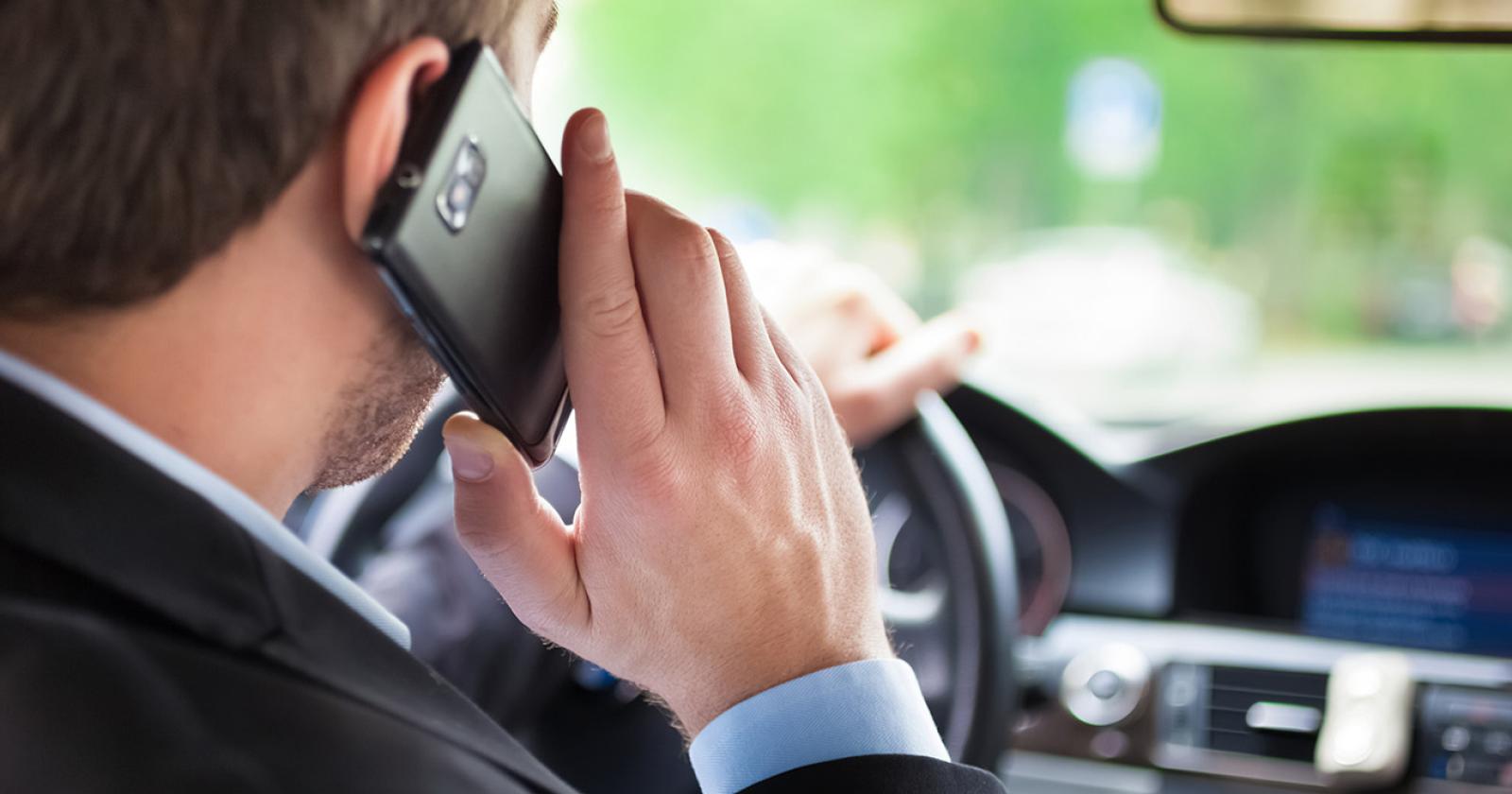 Nuovo codice della strada: fino a 2,600 euro di multa per chi usa il cellulare alla guida