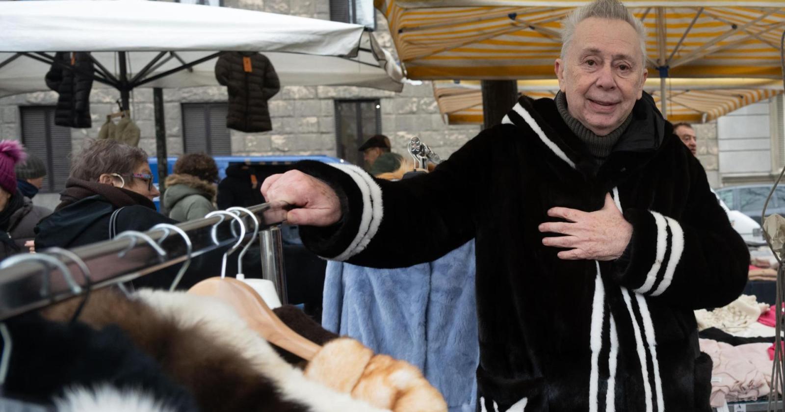 Lele Mora: Dal Jet Set alle Bancarelle, la Vita di un Venditore Nato
