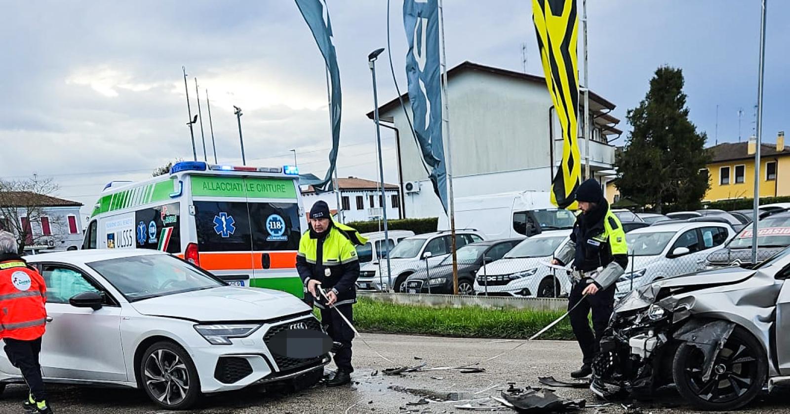 Schianto e paura, ferita una donna