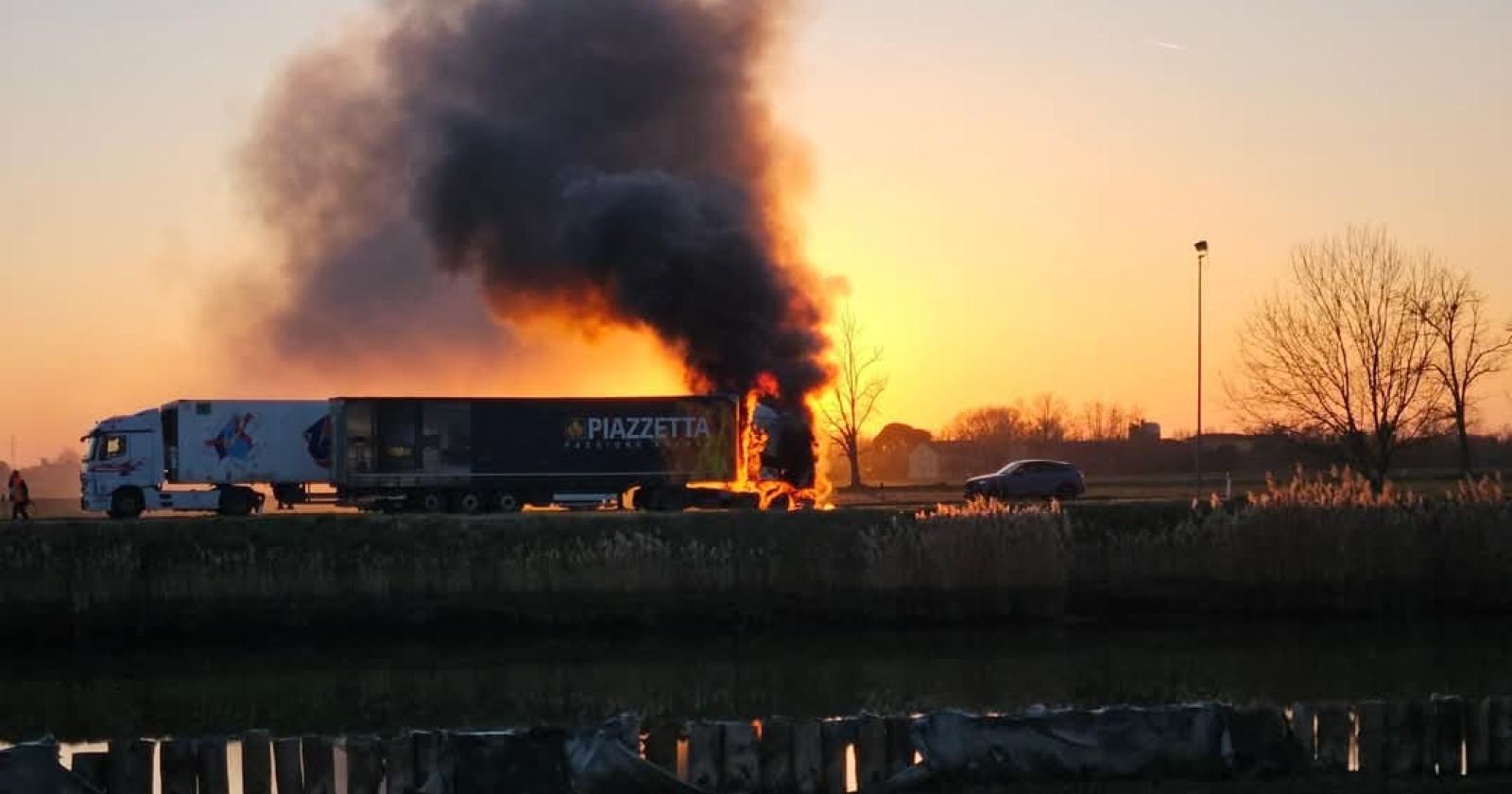Tir a fuoco sulla Romea, traffico in tilt