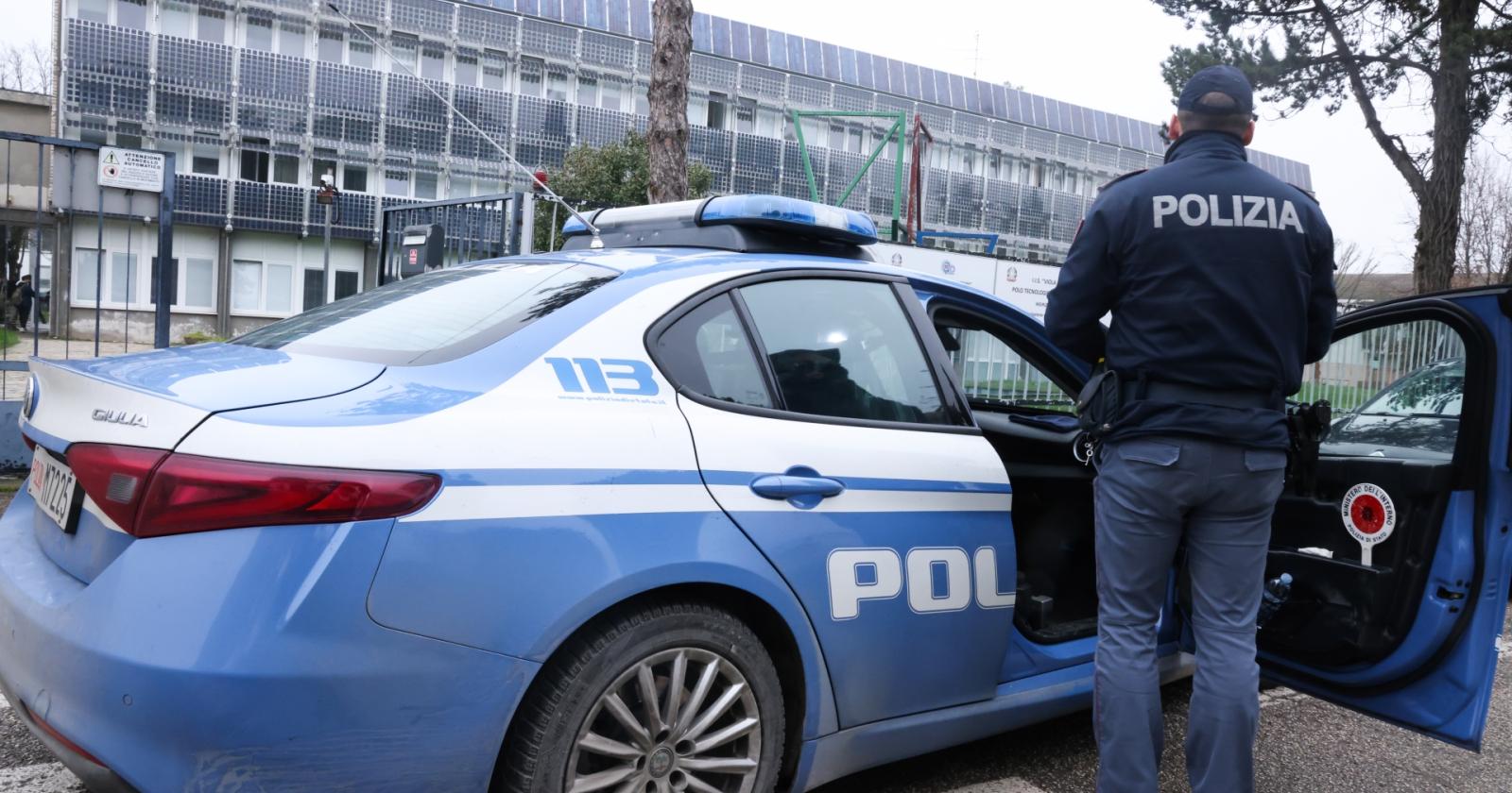 Terrore in classe, entra e spruzza lo spray al peperoncino