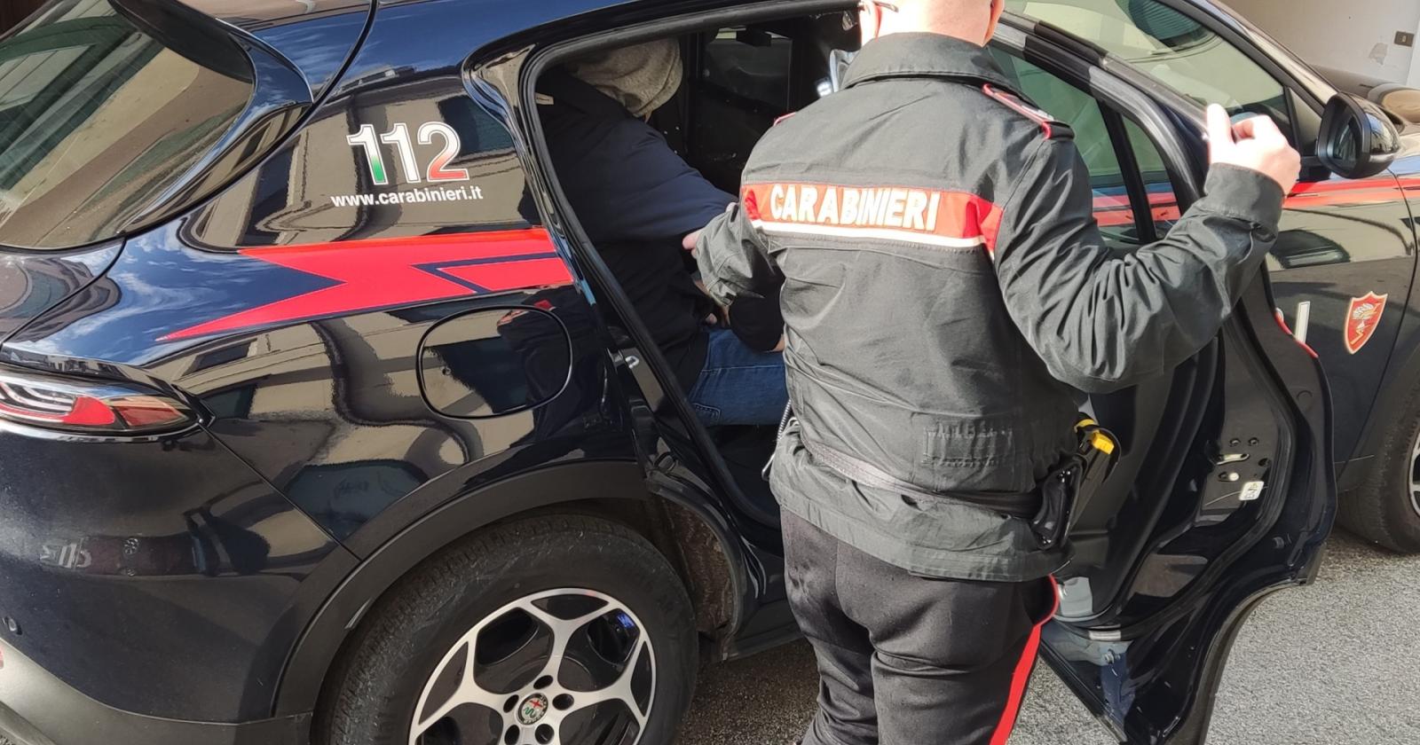 Lite tra stranieri, con inseguimento e zappa