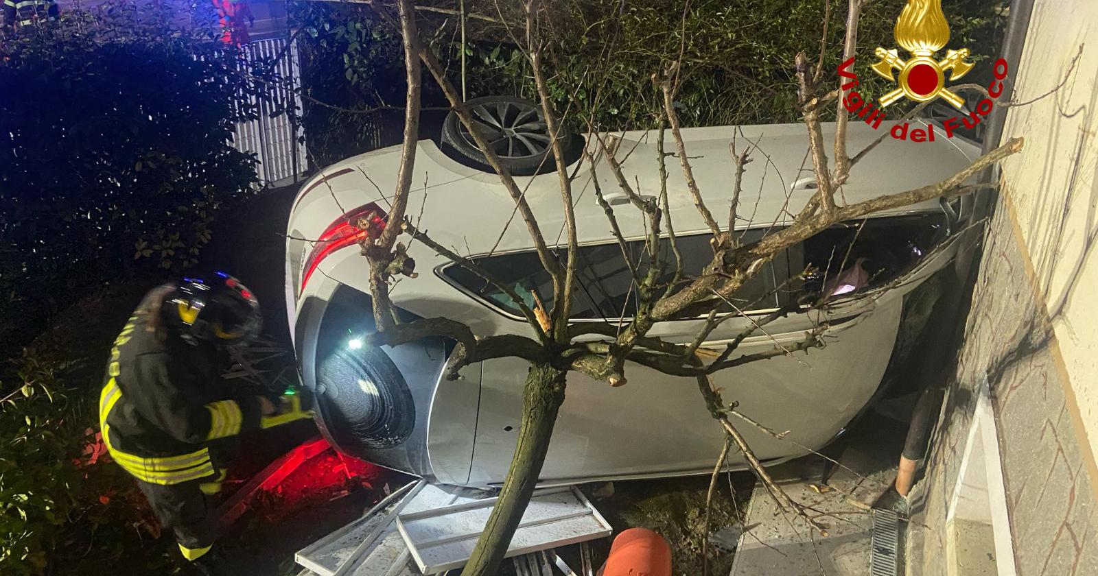 Auto vola in rotatoria contro una casa