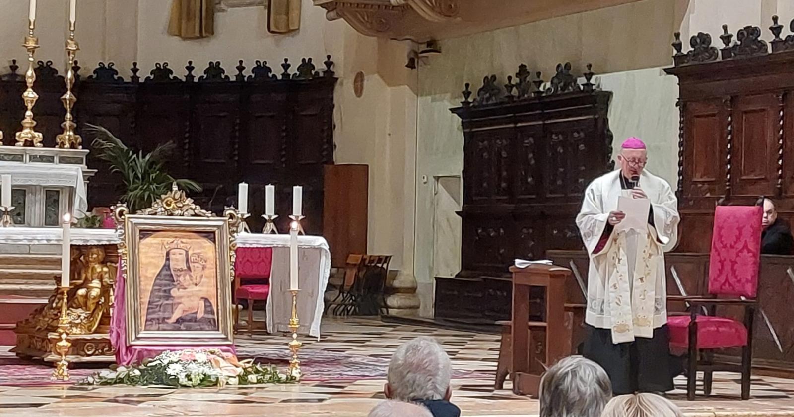 "Vicini al Santo Padre e a tutti i nostri anziani"