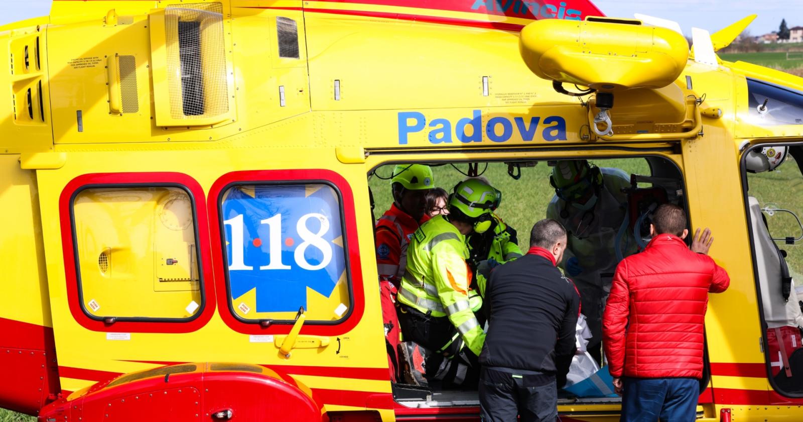 Schianto, ragazza intrappolata e Romea bloccata