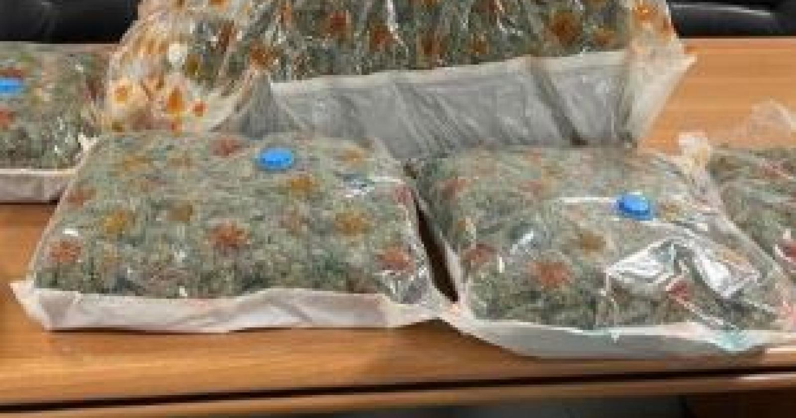 Spediscono 9 chili di droga per posta, ma sbagliano indirizzo: denunciati