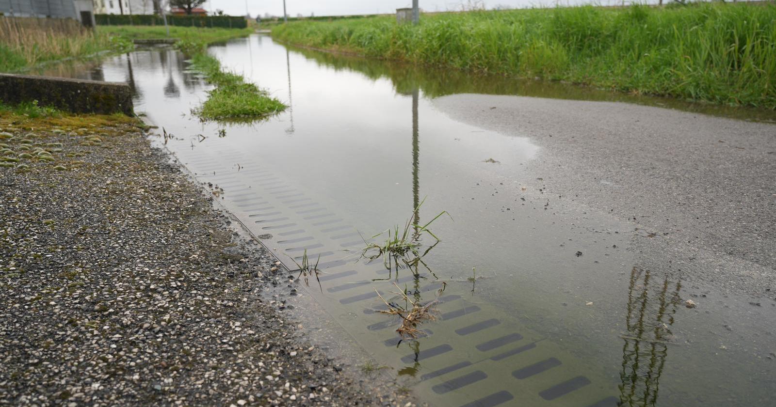 La strada finisce sott'acqua: "Abbiamo le case piene di vermi"