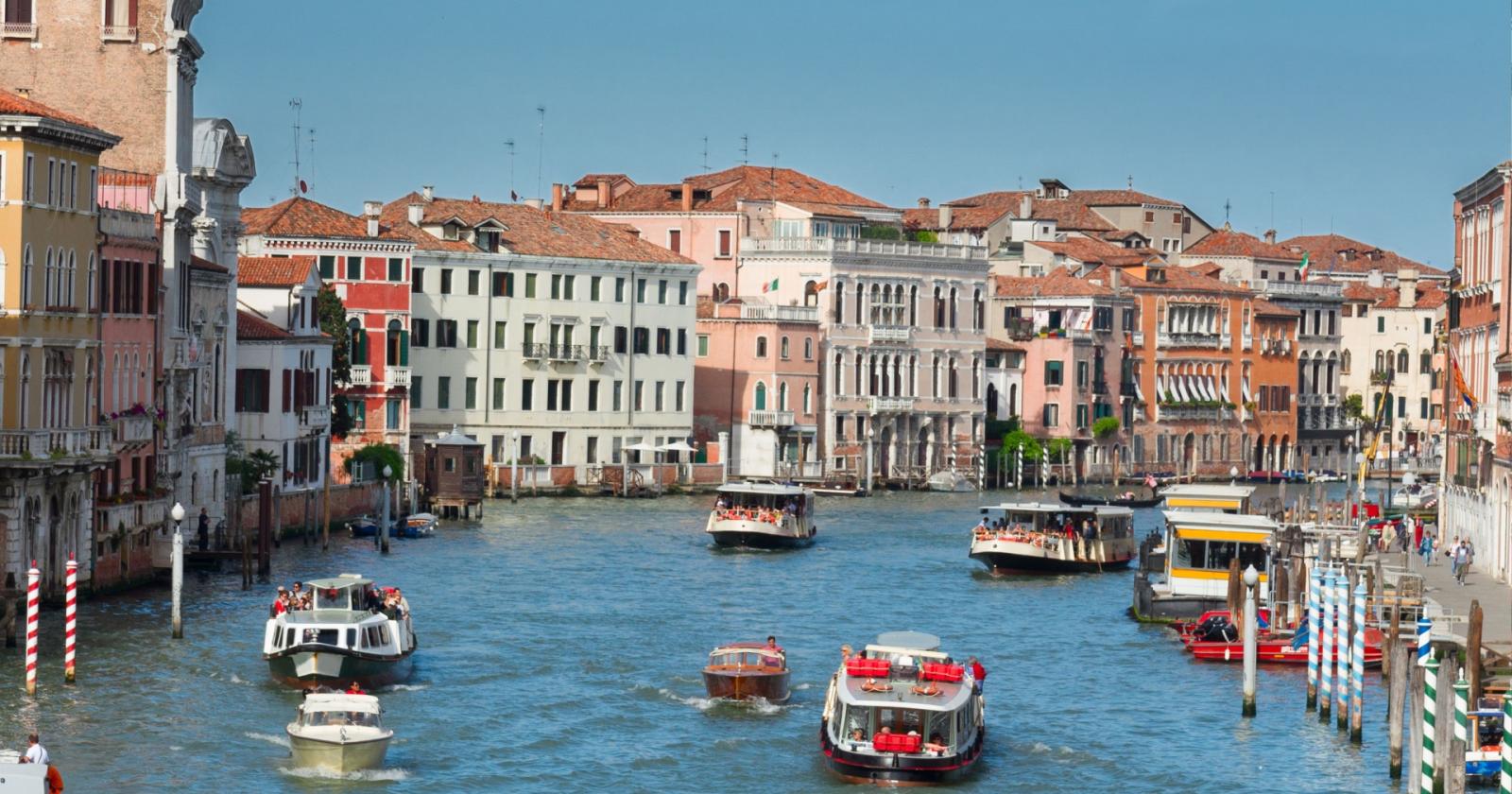 Turista attraversa a nuoto il Canal Grande: tra sport estremo e turismo irrispettoso