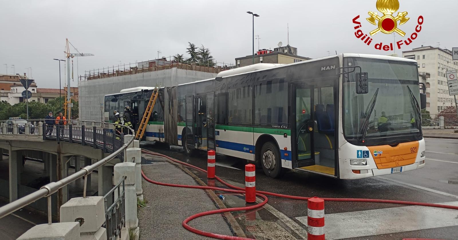 Principio di Incendio su un Bus a Mestre: Momenti di Panico tra gli Studenti