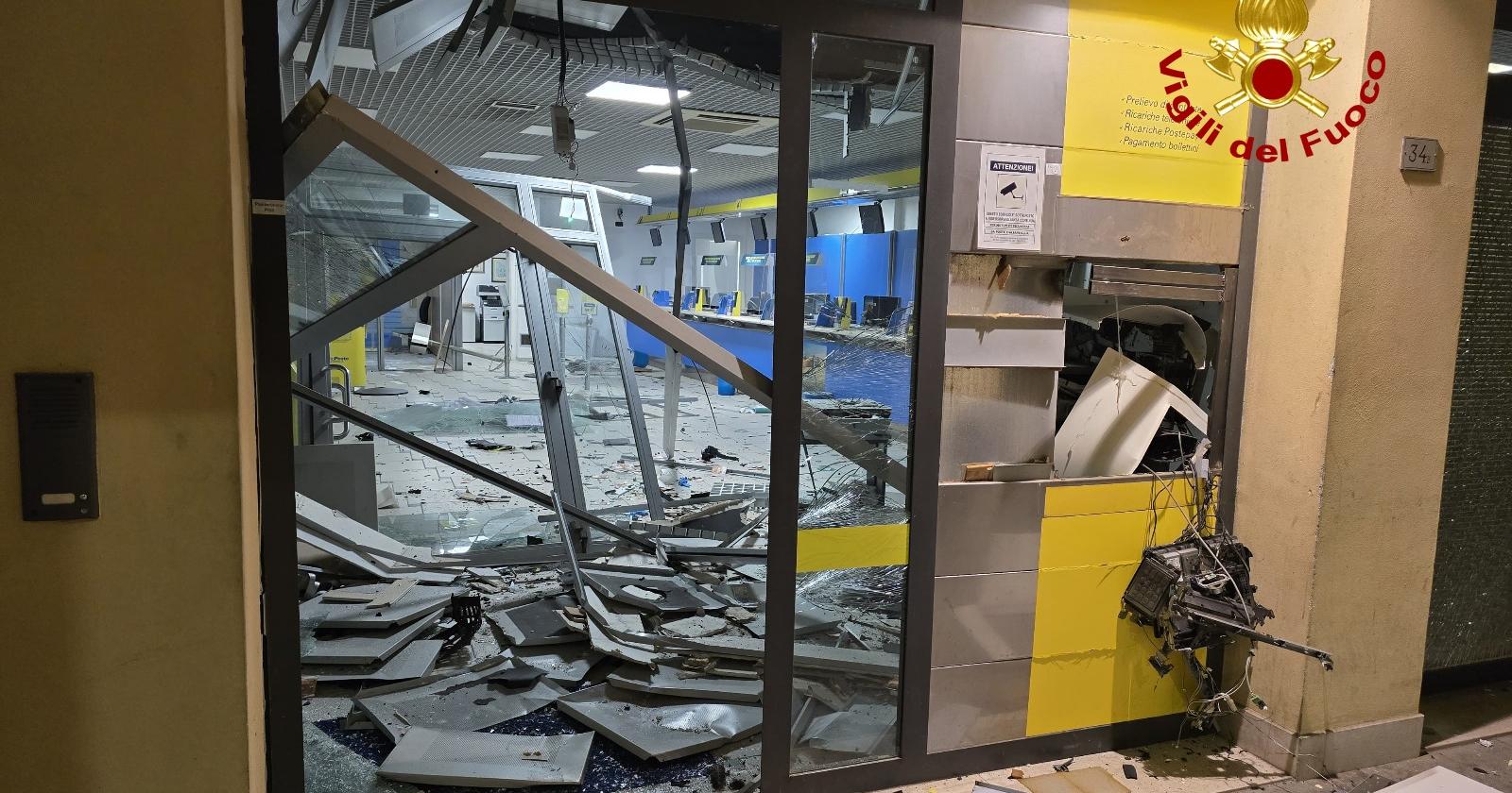 Assalto Notturno al Postamat di Mogliano Veneto: Banditi in Fuga con il Bottino