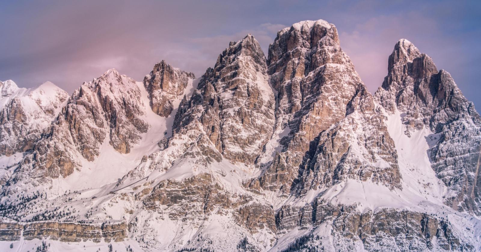 Allerta Valanghe sulle Dolomiti: Un Weekend di Primavera Sotto la Minaccia del Maltempo