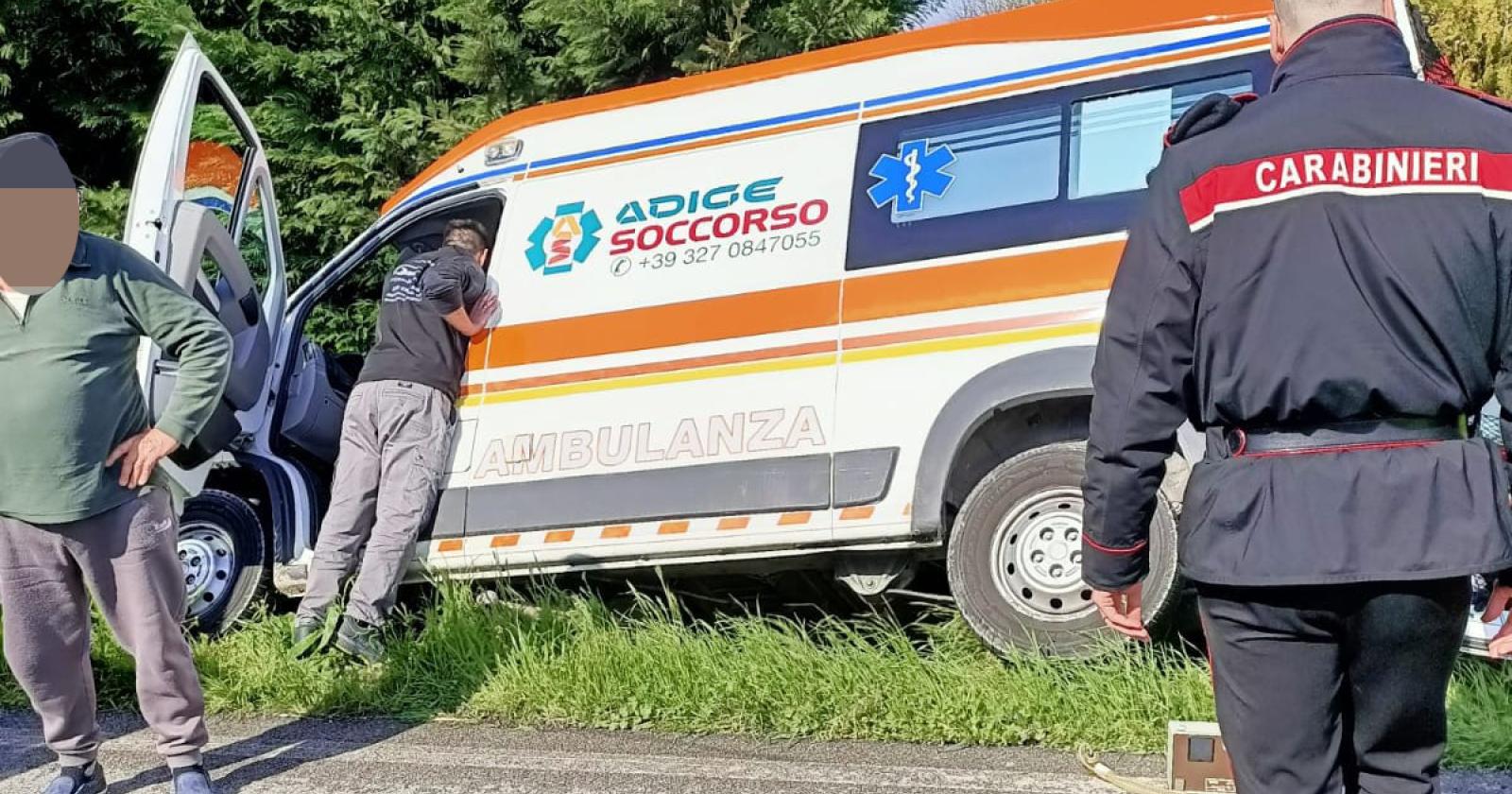 Ambulanza si schianta, elitrasportata la trasportata