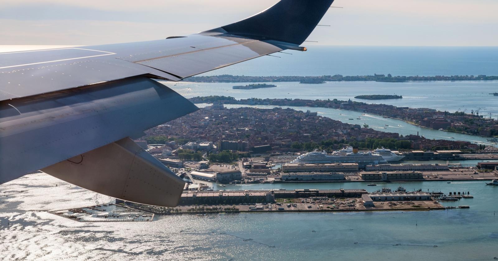 Allarme odore di bruciato sull'aereo: atterraggio  d'emergenza