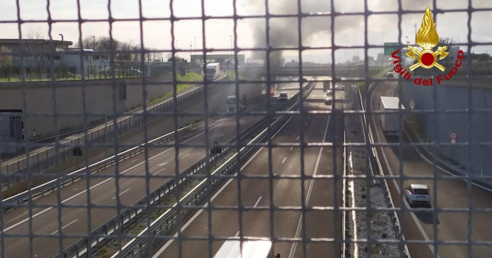 Tragedia sulla Superstrada Pedemontana Veneta: autoarticolato in fiamme, 92.000 pulcini perdono la vita