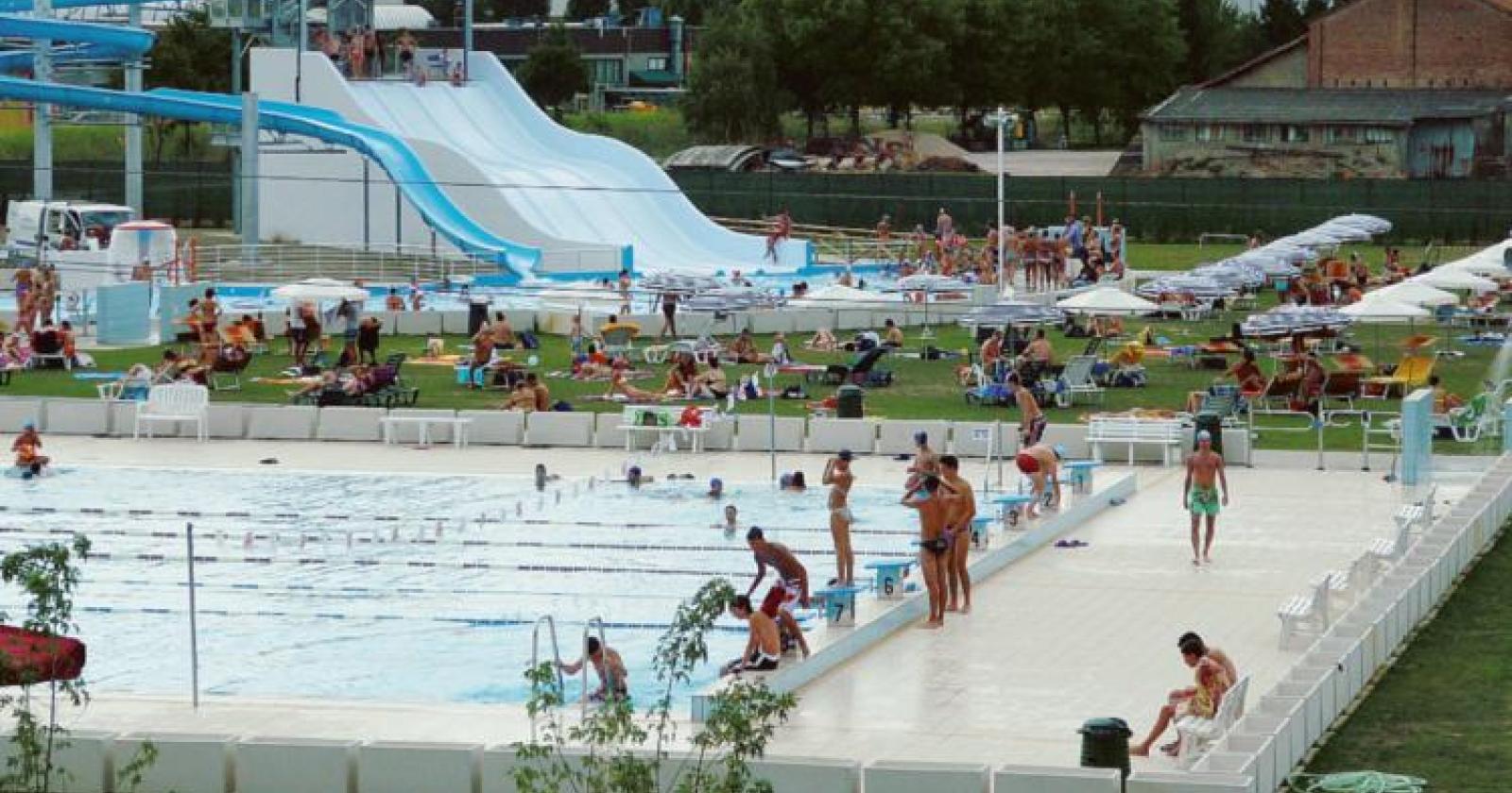 Piscina esterna, padel e cani