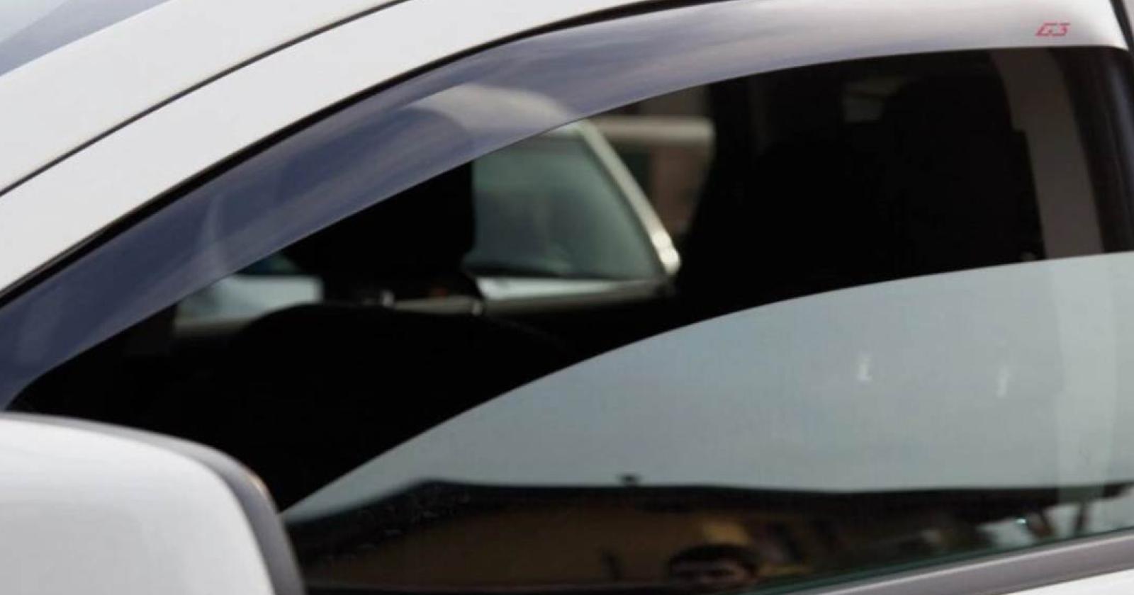Automobilista Multato a Vicenza: Quando il Finestrino Aperto Diventa un Caso di Dibattito Sociale