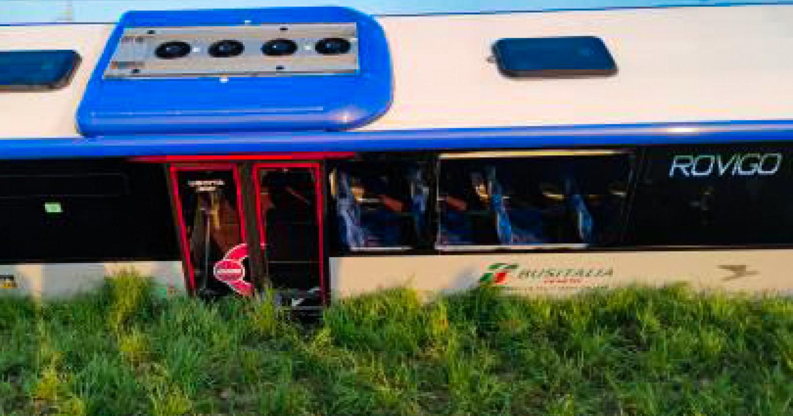 Il bus finisce ribaltato