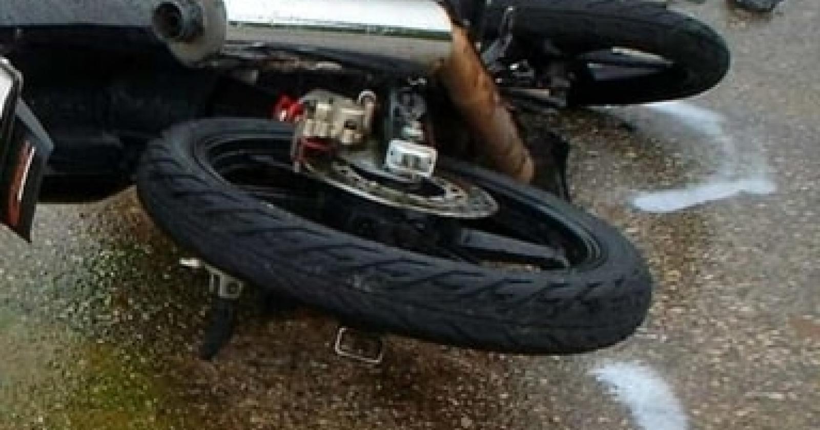 Ragazzino in moto si schianta contro la recinzione di una casa