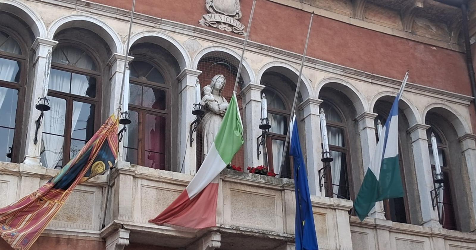 Bandiere a mezz'asta in Comune