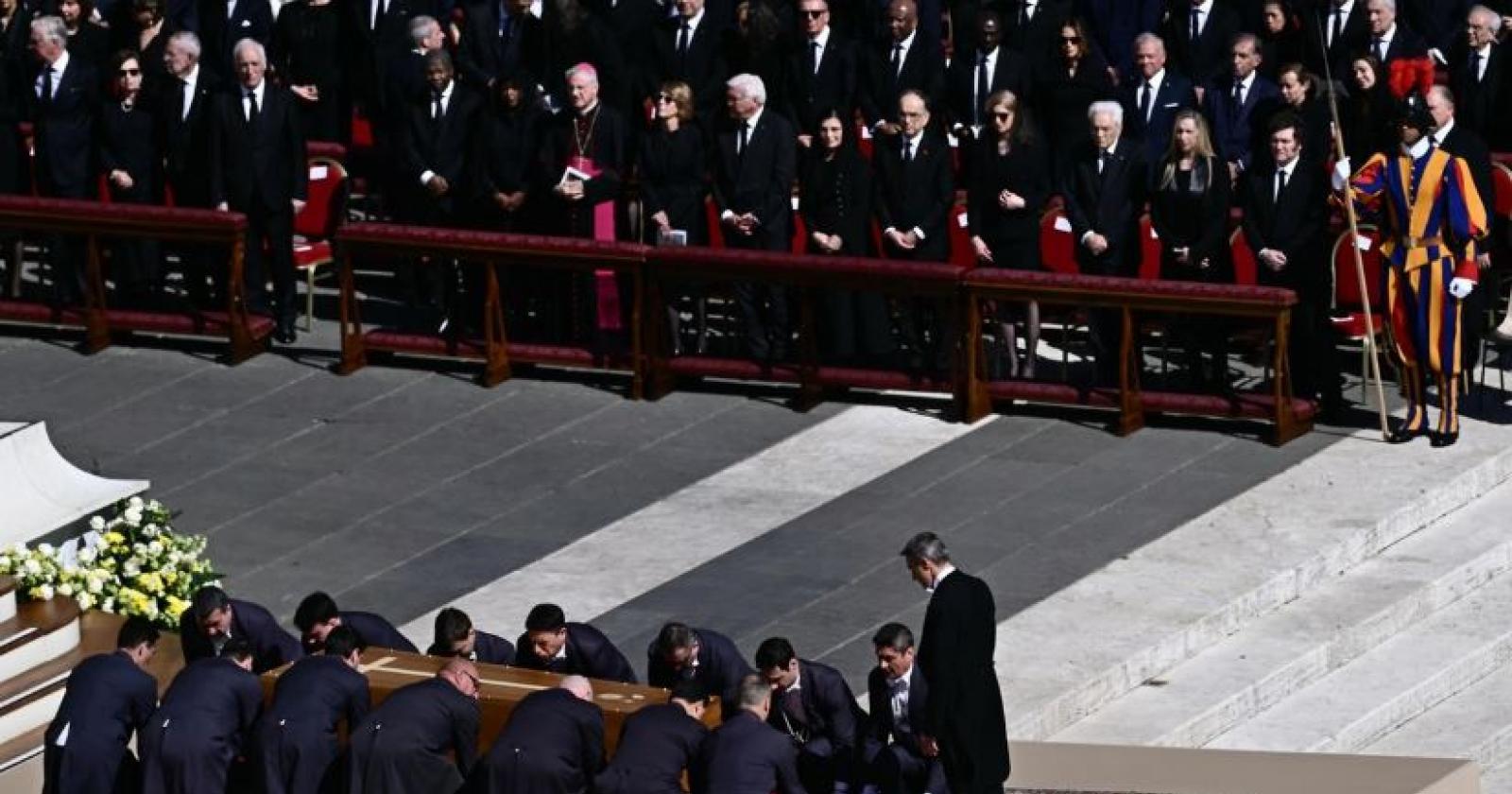 Papa Francesco riunisce 250mila persone e 166 delegazioni straniere