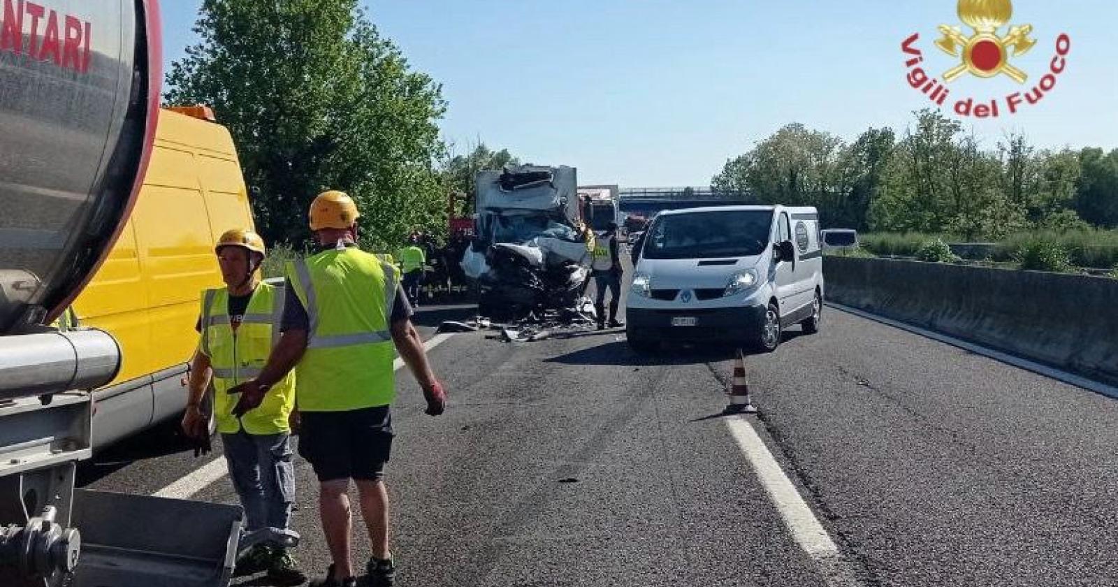 Inferno in A13: un morto e code di chilometri