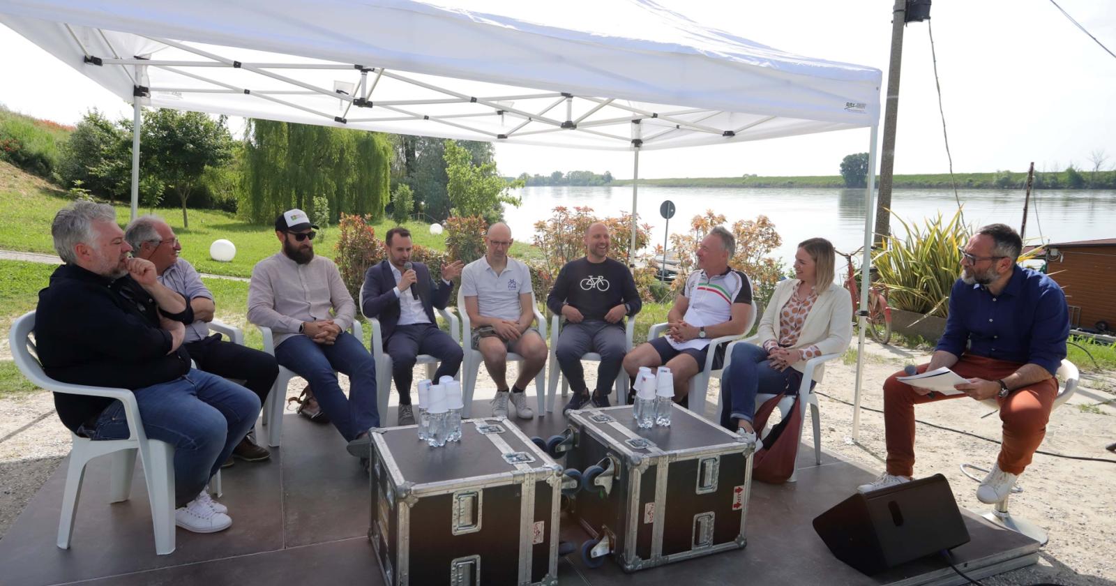 Pedali, musica e parole sul Po