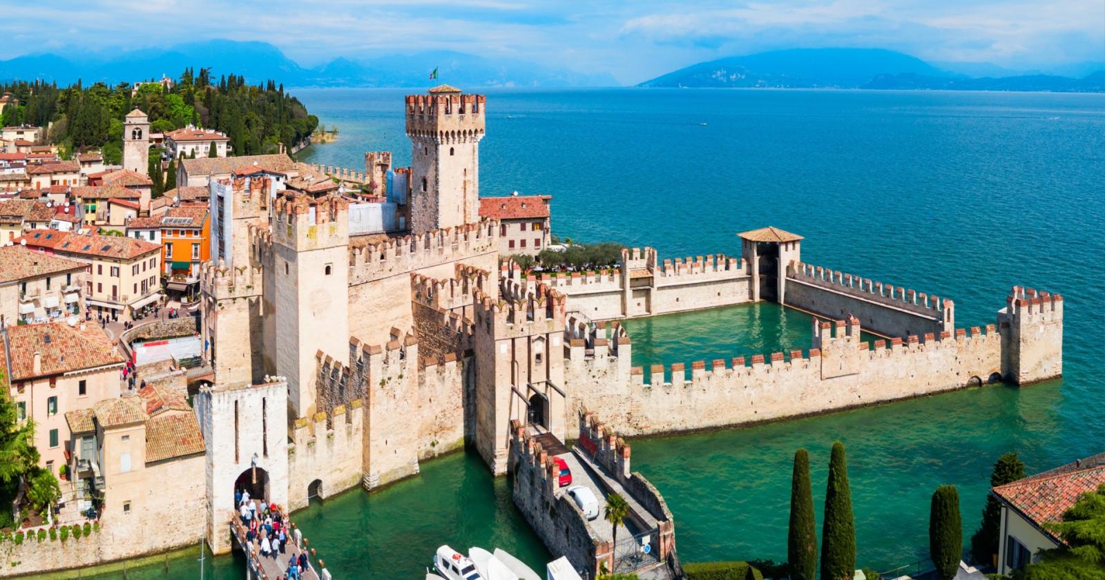 Sirmione sotto assedio: il turismo di massa e la sfida della vivibilità