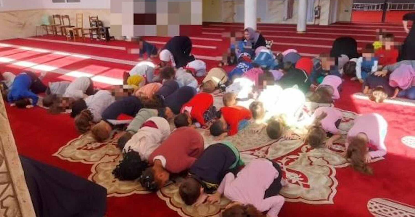 Visita in moschea: un incontro tra culture che accende il dibattito pubblico