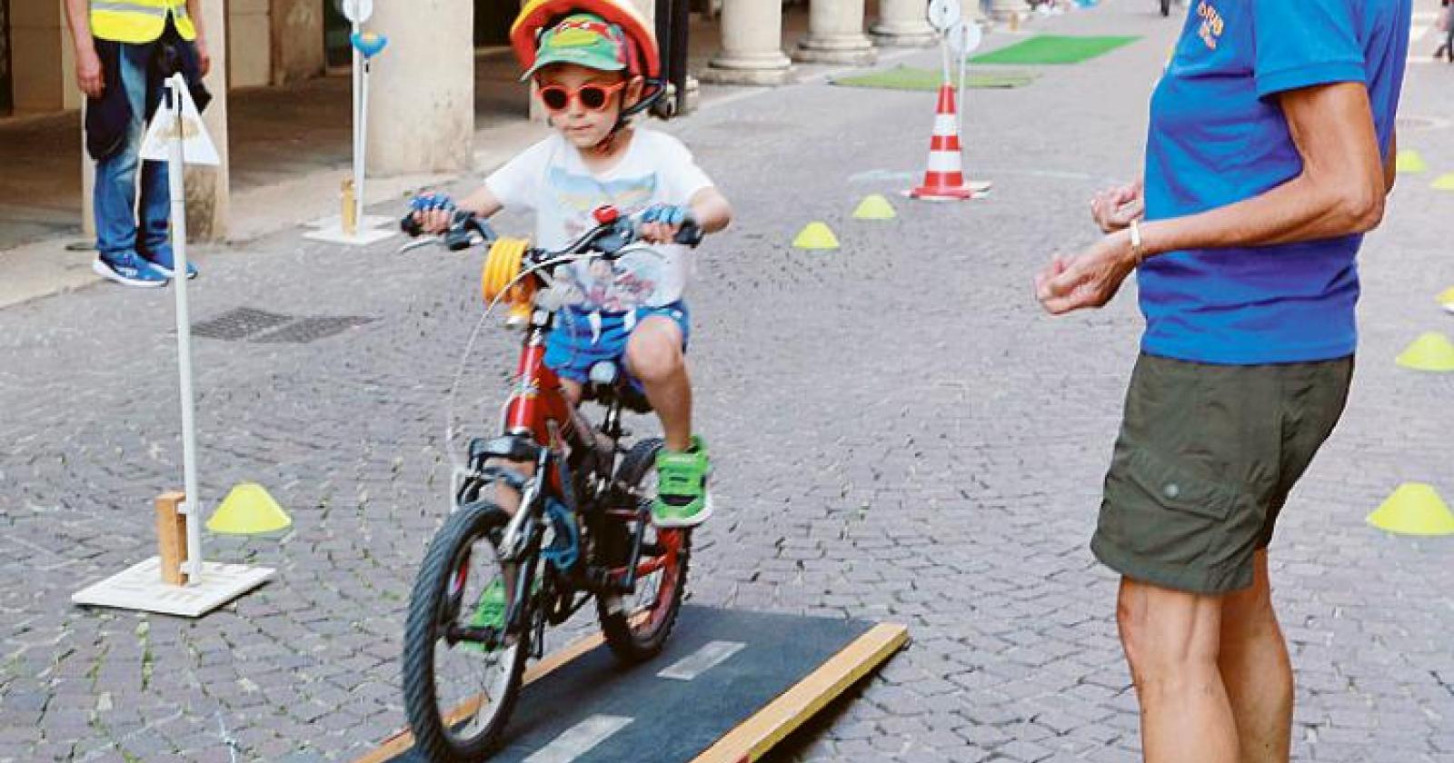 Una babygimcana sui pedali