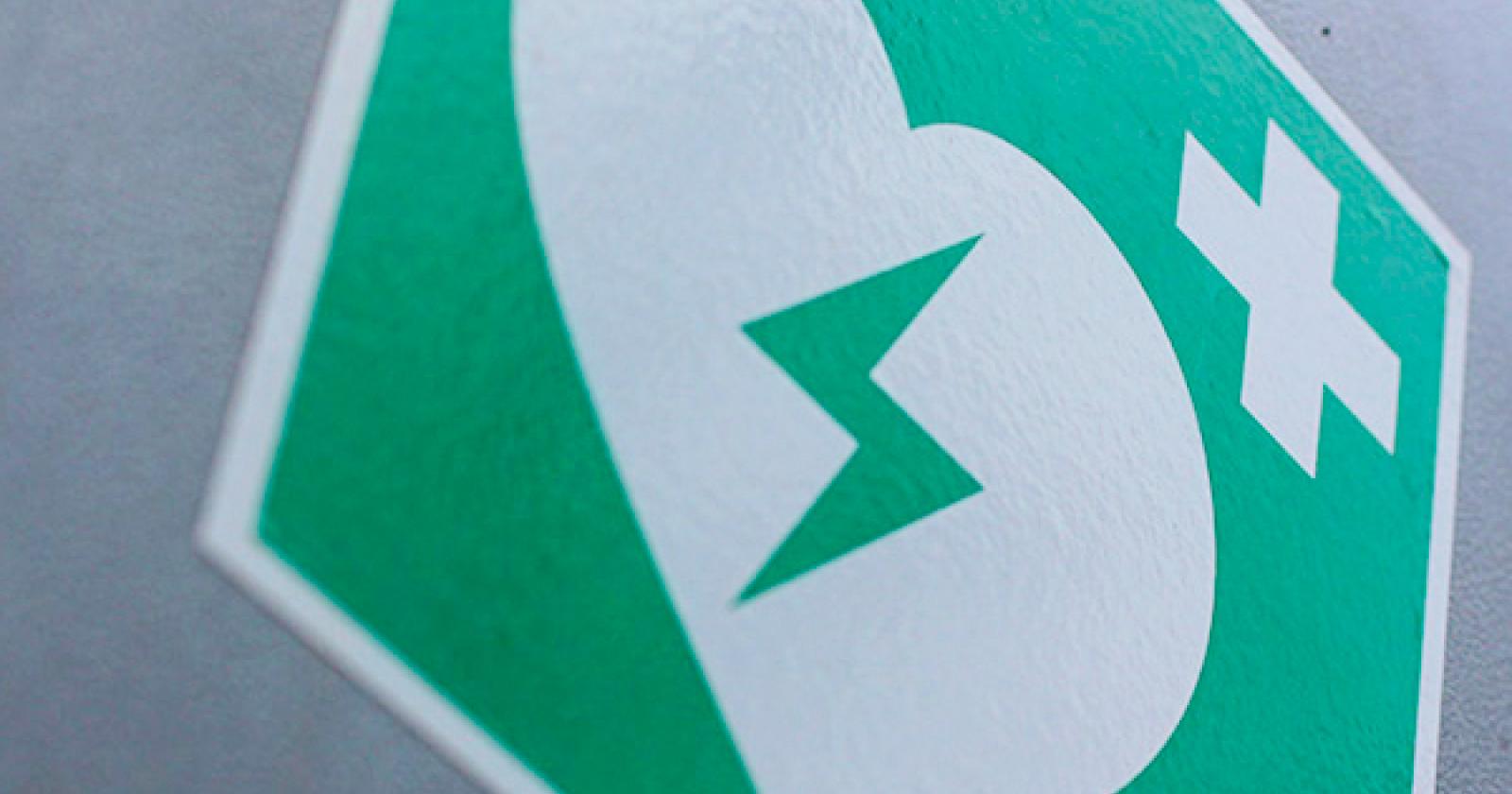 Crolla in farmacia: salvato col defibrillatore