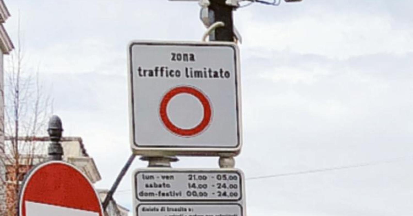 “Stop al permesso biennale per chi abita dentro alla Ztl”